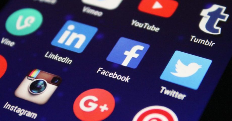 Naršymas socialiniuose tinkluose dėl nepasitenkinimo darbu